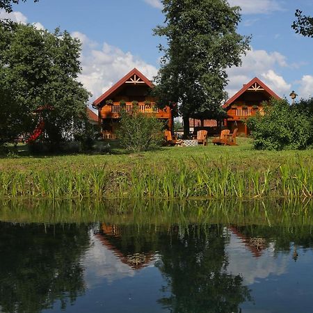 Riverside Apartments Otocsán Kültér fotó