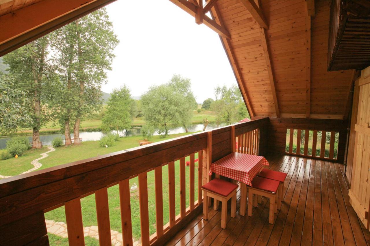 Riverside Apartments Otocsán Kültér fotó