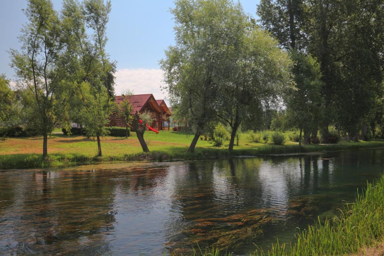 Riverside Apartments Otocsán Kültér fotó