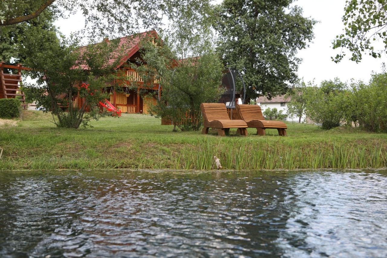 Riverside Apartments Otocsán Kültér fotó