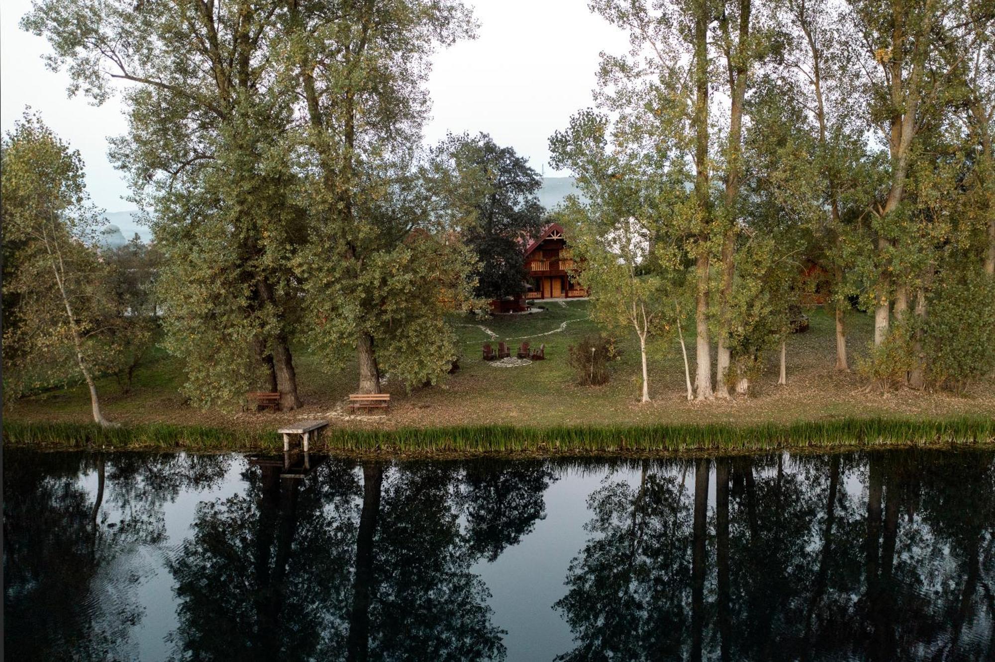 Riverside Apartments Otocsán Kültér fotó